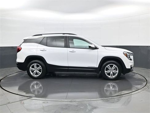 Used 2022 GMC Terrain SLE w/ Driver Convenience Package image 4