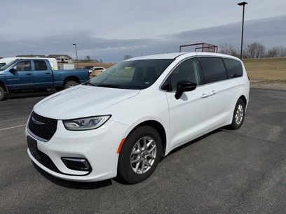 Used 2024 Chrysler Pacifica Touring-L