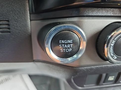 Used 2018 Toyota Tacoma TRD Off-Road AWD/4WD image 30
