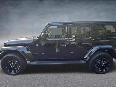 Used 2025 Jeep Wrangler Unlimited Sahara AWD/4WD image 8