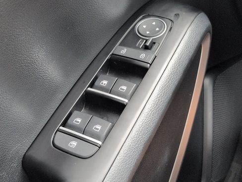 Used 2025 Kia Soul LX w/ LX Technology Package FWD image 22
