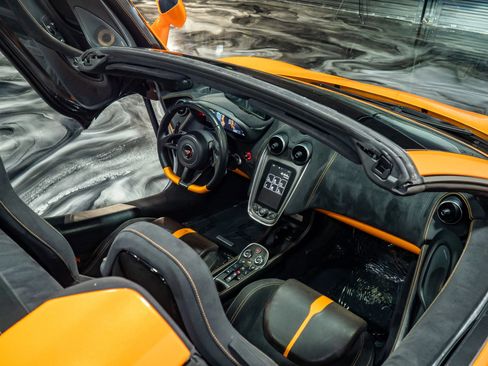Used 2018 McLaren 570S Spider image 35