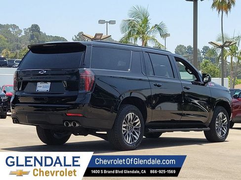 Used 2025 Chevrolet Suburban Z71 AWD/4WD image 11
