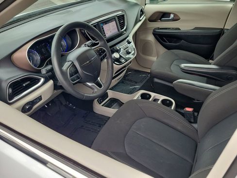Certified 2023 Chrysler Voyager LX FWD image 3