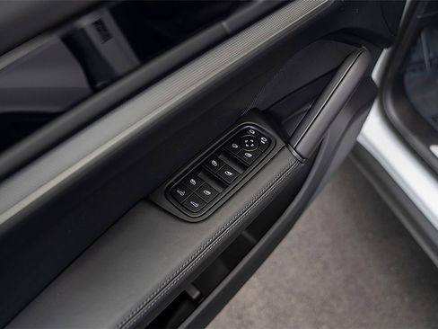 Certified 2025 Porsche Cayenne S image 18