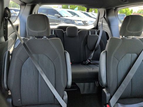 Used 2020 Chrysler Pacifica Touring w/ S Appearance Package FWD image 8