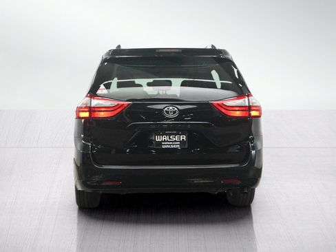 Used 2016 Toyota Sienna LE FWD image 4