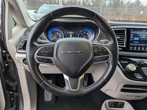 Used 2018 Chrysler Pacifica Touring-L w/ Premium Audio Group image 15