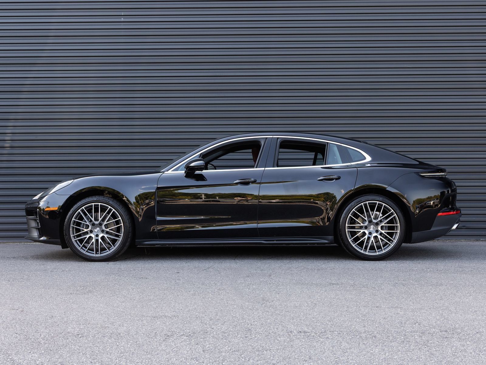 Certified 2025 Porsche Panamera RWD image 2