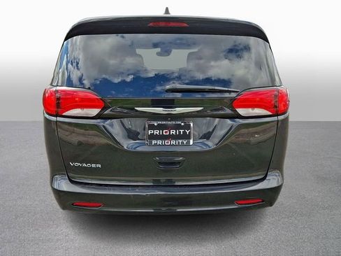 Used 2023 Chrysler Voyager LX FWD image 5