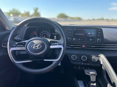 Used 2021 Hyundai Elantra SE FWD image 16