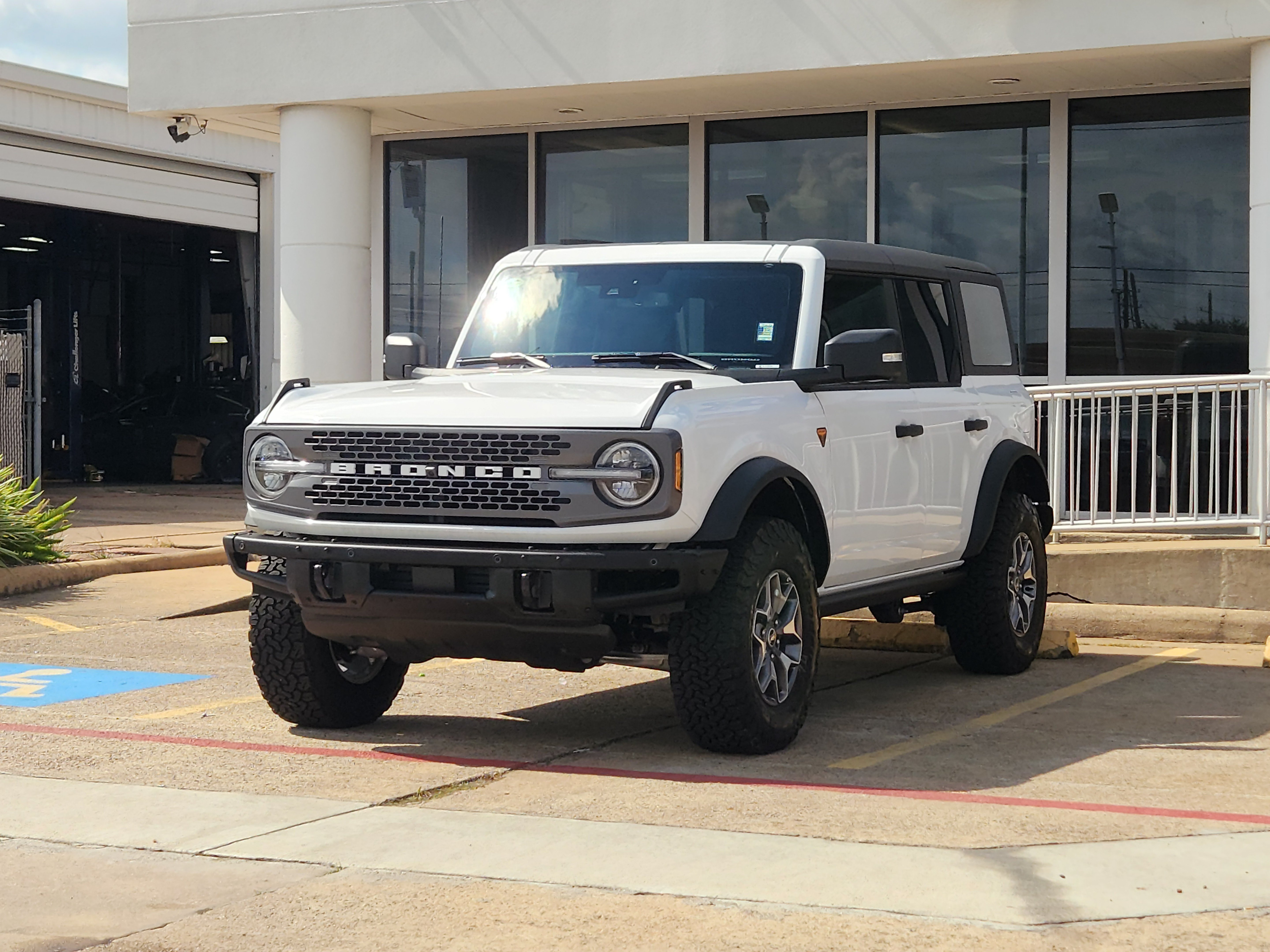 Used 2025 Ford Bronco Badlands AWD/4WD image 2