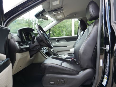 Used 2024 Kia Carnival LX FWD image 14