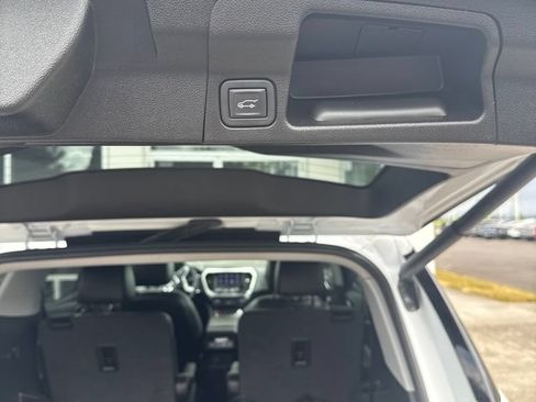 Used 2023 GMC Acadia SLT AWD/4WD image 8