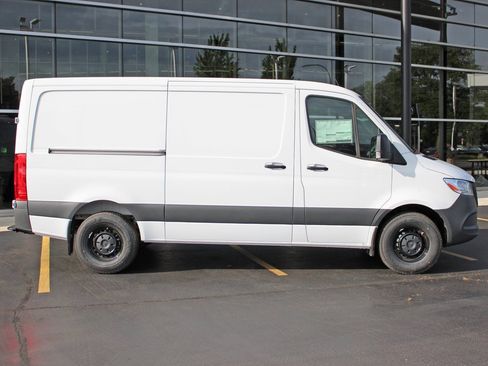 Used 2025 Mercedes-Benz Sprinter 2500 image 2