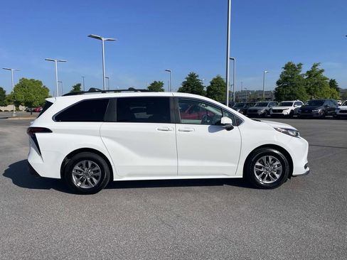 Used 2023 Toyota Sienna LE FWD image 2
