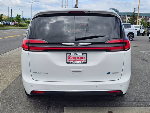 Used 2023 Chrysler Pacifica Touring-L FWD image 7