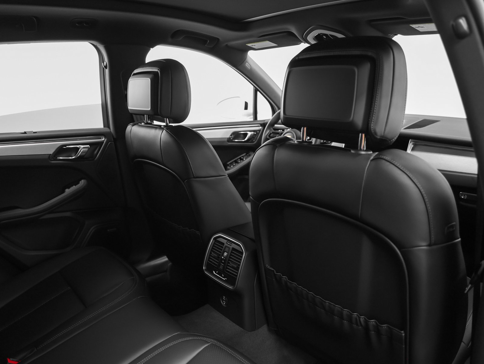 Certified 2026 Porsche Macan AWD/4WD image 28