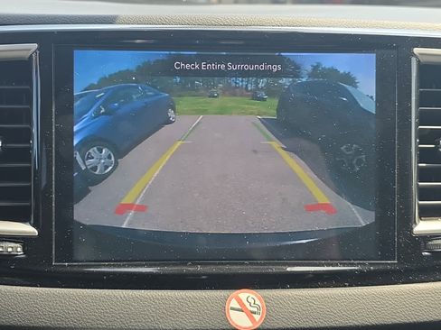 Used 2024 Chrysler Pacifica Touring-L FWD image 18