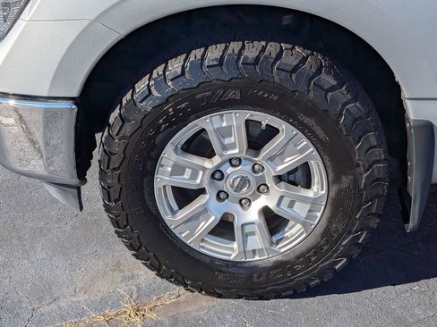 Used 2018 Nissan Titan SV image 24