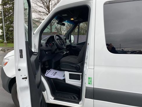 Used 2024 Mercedes-Benz Sprinter 2500 image 25