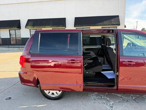 Used 2018 Dodge Grand Caravan SE w/ UConnect Hands-Free Group image 22