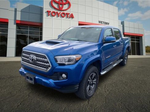 Used 2017 Toyota Tacoma TRD Sport w/ Premium & Technology Package AWD/4WD image 7