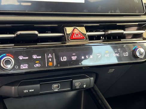 Used 2025 Kia Niro SX Touring image 25