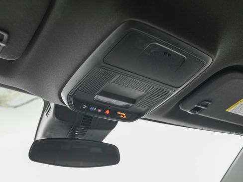 Used 2025 Chevrolet Traverse LT FWD image 23