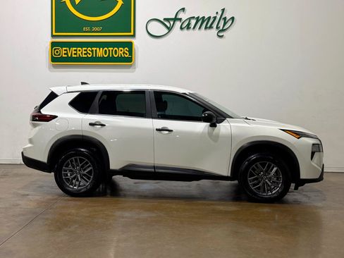 Used 2025 Nissan Rogue S AWD/4WD image 9