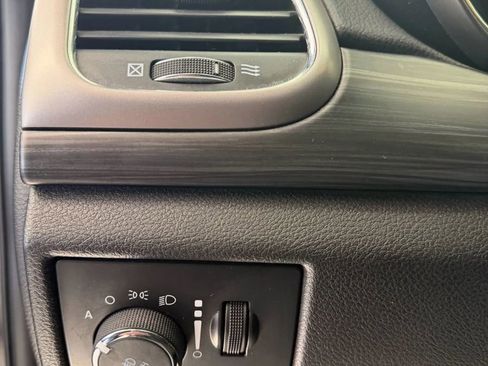 Used 2019 Jeep Grand Cherokee Laredo image 19