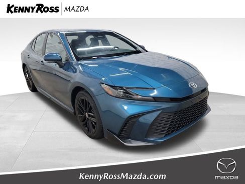 Used 2025 Toyota Camry SE FWD image 1