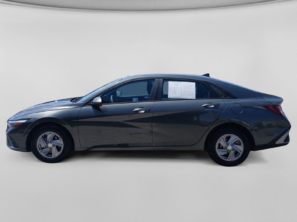 Used 2024 Hyundai Elantra SE FWD image 2