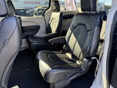 Certified 2024 Chrysler Pacifica Touring-L image 10