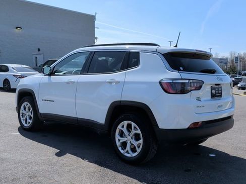 Used 2024 Jeep Compass Latitude image 3