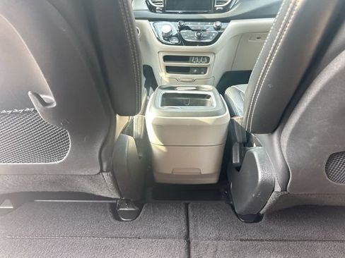 Certified 2022 Chrysler Pacifica Touring-L FWD image 22