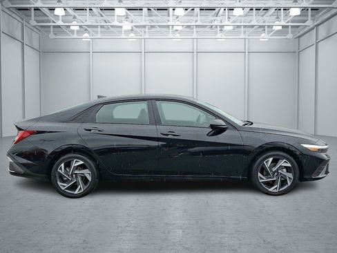 Certified 2025 Hyundai Elantra SEL image 7