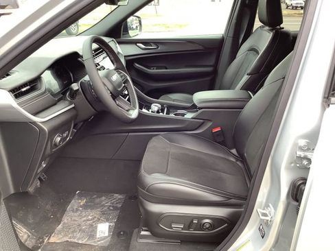 New 2025 Jeep Grand Cherokee Laredo image 9