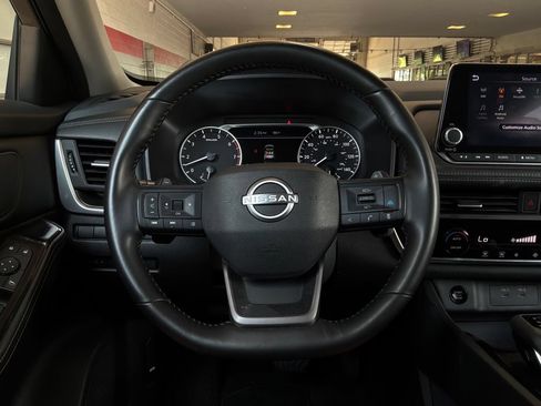 Used 2025 Nissan Rogue SV FWD image 32