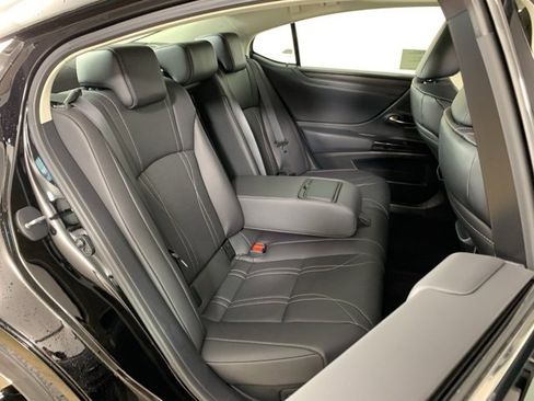 Used 2025 Lexus ES 300h w/ Luxury Package image 38