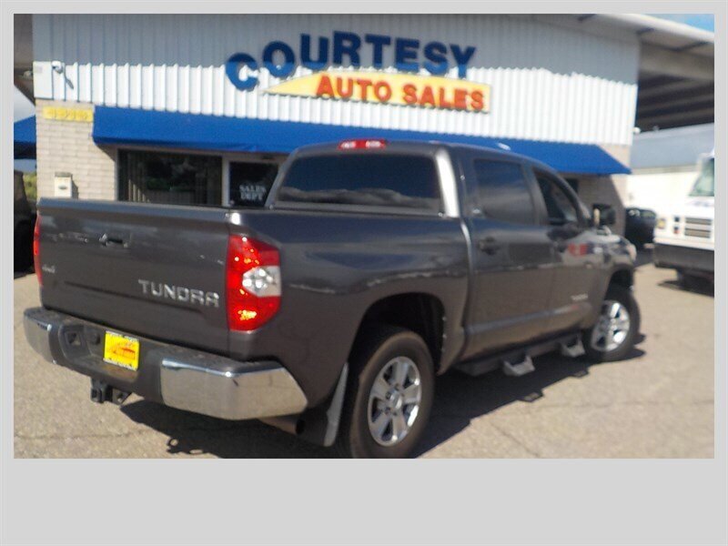 Used 2017 Toyota Tundra SR5 AWD/4WD image 9