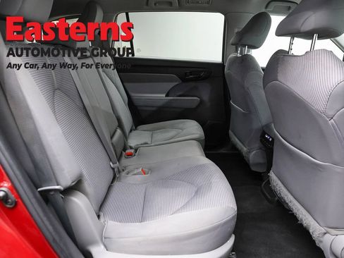 Used 2023 Toyota Highlander LE AWD/4WD image 23