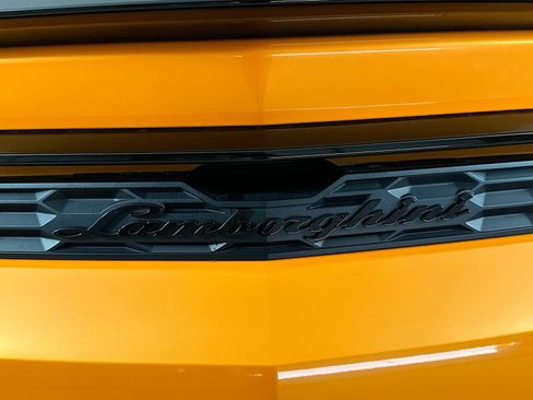 Used 2025 Lamborghini Urus SE AWD/4WD image 42