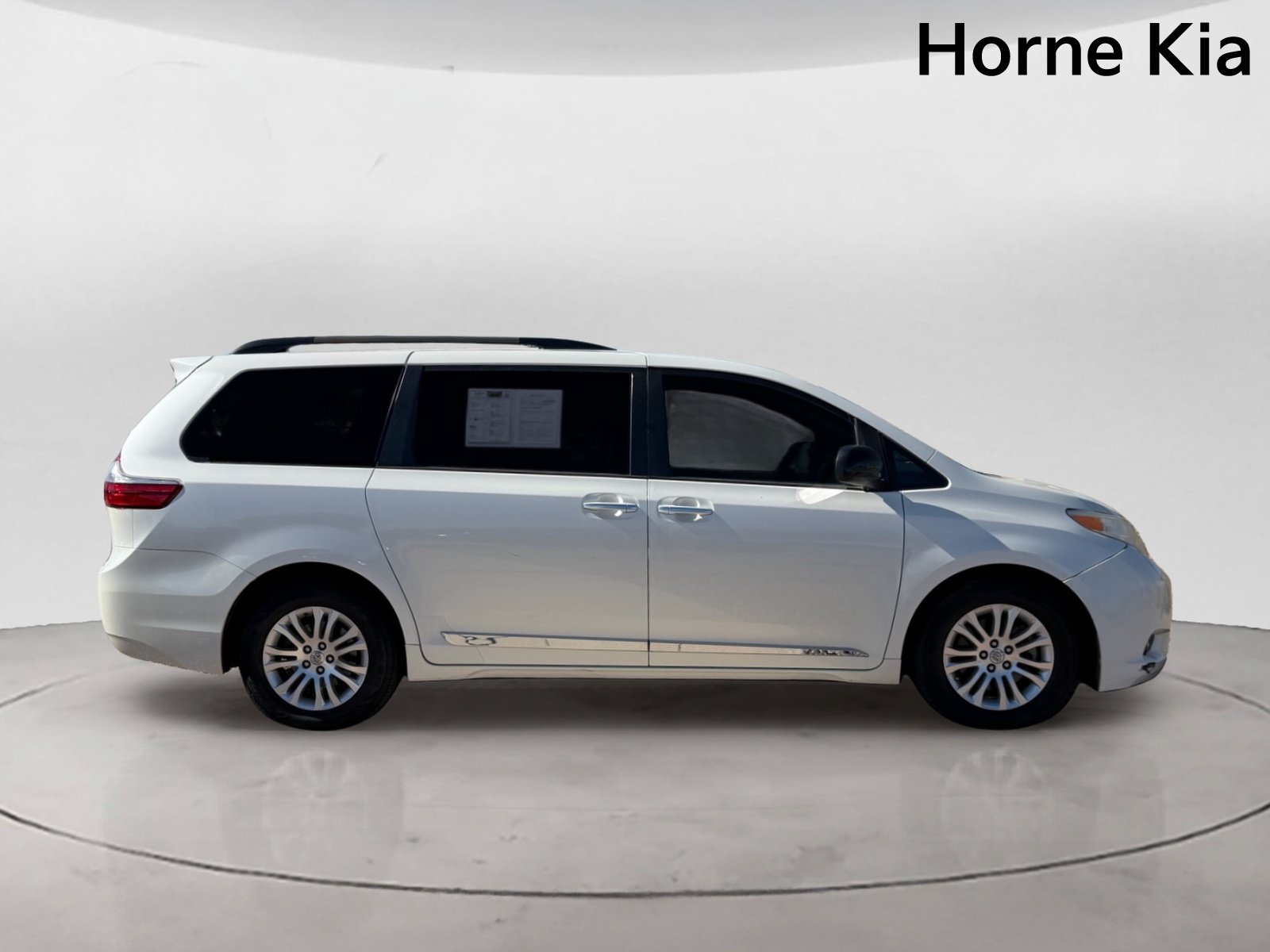 Used 2017 Toyota Sienna XLE w/ XLE Navigation Package FWD image 3
