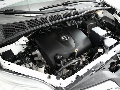 Used 2018 Toyota Sienna LE image 53