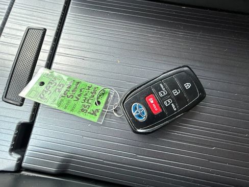 Used 2025 Toyota Sienna LE AWD/4WD image 36