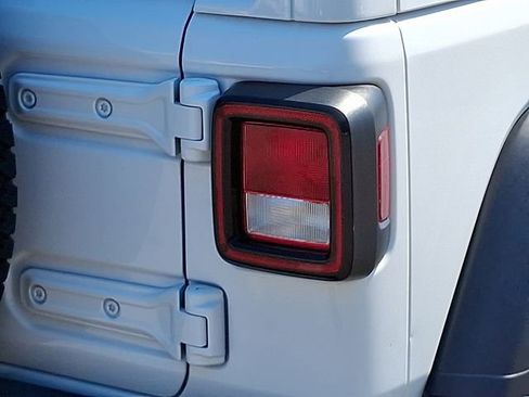 Used 2021 Jeep Wrangler Unlimited Islander image 12