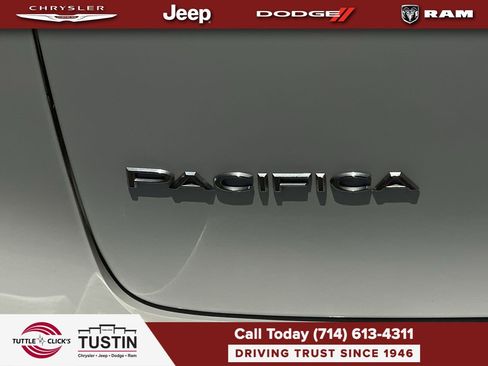 Used 2023 Chrysler Pacifica Limited FWD image 14