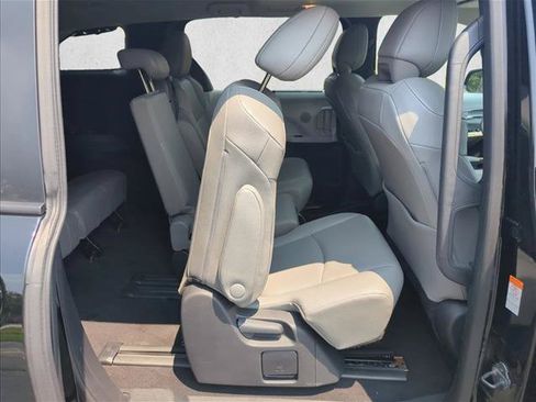 Certified 2026 Toyota Sienna XLE FWD image 27