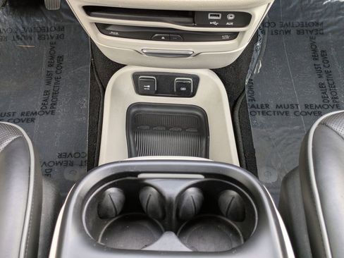 Used 2019 Chrysler Pacifica Limited image 19